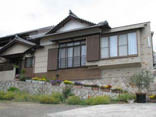 穏かな瀬戸内海に浮かぶ<strong>牛窓</strong>の<strong>前島</strong>は、夕日百選にも認定され、感動を覚えるほどの美しさです。夏はプライベートビーチで泳ぎ、新鮮なお魚料理に舌鼓を!冬は牡蠣の姿蒸しとカラオケでご家族、お友達同士で楽しい宴会をどうぞ!