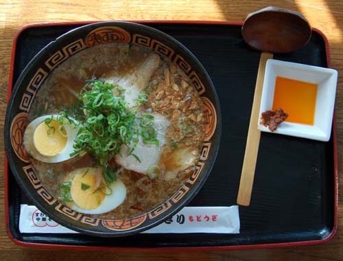 1杯で3つの味に出会える、名物「スペシャル醤油ラーメン」です。一度食べると、また食べたくなるお味と大好評です！