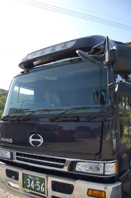 エアサス搭載ウイング車やパワーゲート付ウイング車で精密機器輸送や重機物の運搬も可能