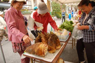 備前福岡の市賑わう、生産者による産直品直売が好評!!